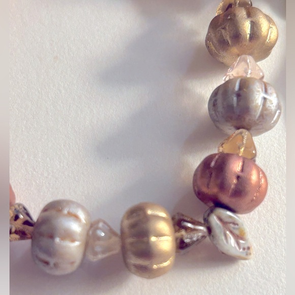 NWOT bracelet Pumpkins & Autumn Leaves metallics Czech Glass, charms, stretch - Picture 5 of 8